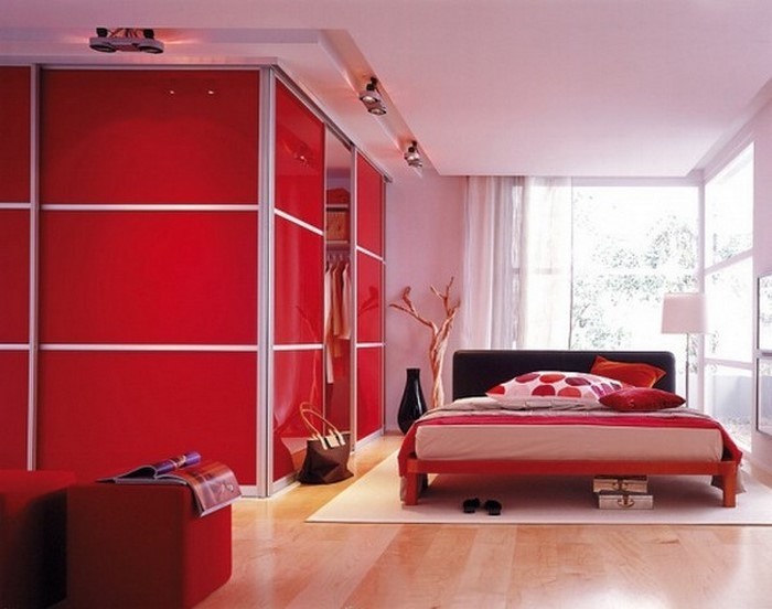 Rotes-Schlafzimmer-Design-Eine-auffällige-Ausstattung