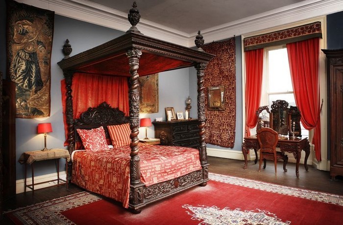 Rotes-Schlafzimmer-Design-Eine-auffällige-Dekoration