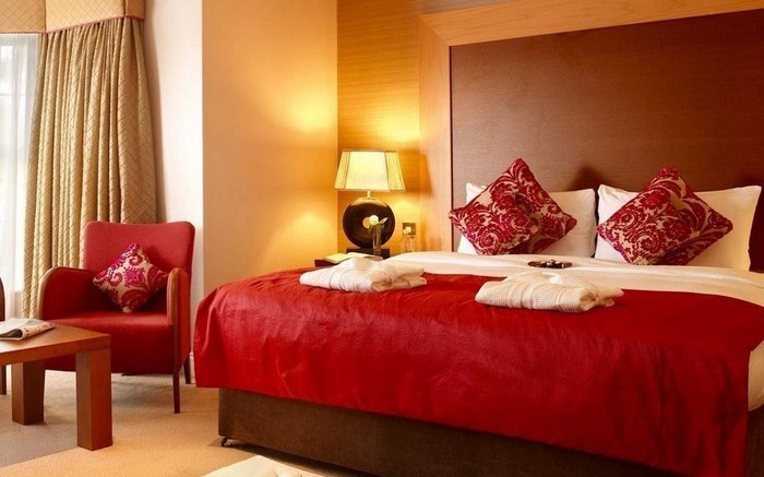 Rotes-Schlafzimmer-Design-Eine-verblüffende-Deko