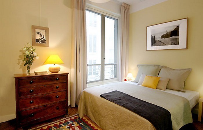 Schlafzimmer-farblich-gestalten-mit-Gelb-Ein-auffälliges-Interieur