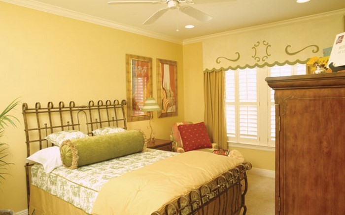 Schlafzimmer-farblich-gestalten-mit-Gelb-Eine-auffällige-Entscheidung