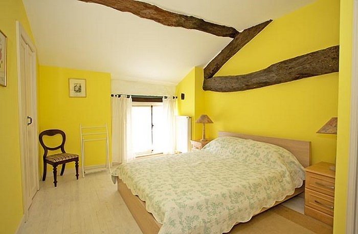 Schlafzimmer-farblich-gestalten-mit-Gelb-Eine-außergewöhnliche-Ausstrahlung
