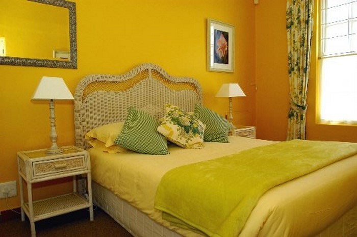 Schlafzimmer-farblich-gestalten-mit-Gelb-Eine-außergewöhnliche-Deko