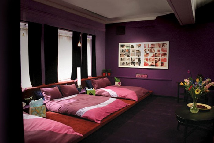 Schlafzimmer-lila-Ein-außergewöhnliches-Interieur