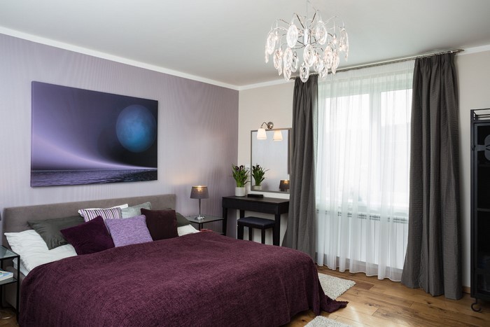 Schlafzimmer-lila-Eine-wunderschöne-Dekoration