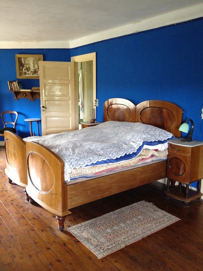 Schlafzimmereinrichtung-in-Blau-Eine-auffällige-Deko