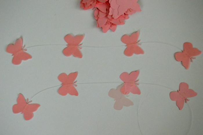 Schmetterling-aus-Papier-in-einer-Kette