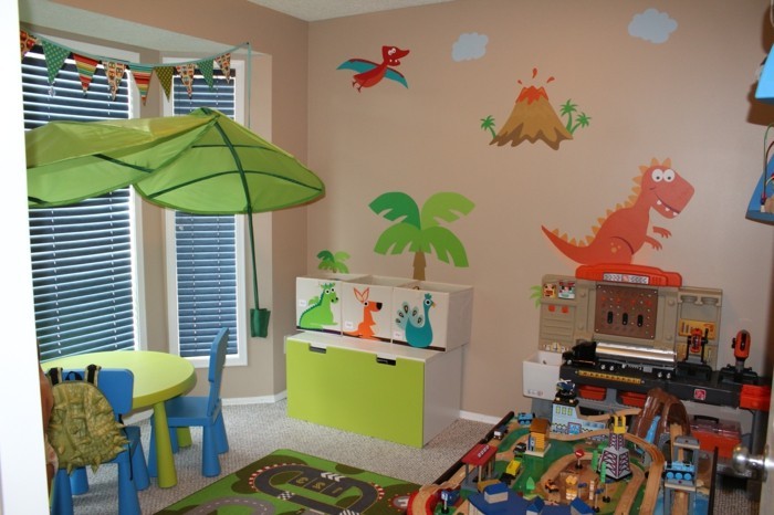 Schöne-Kinderzimmer-mit-Palmen-und-Tieren
