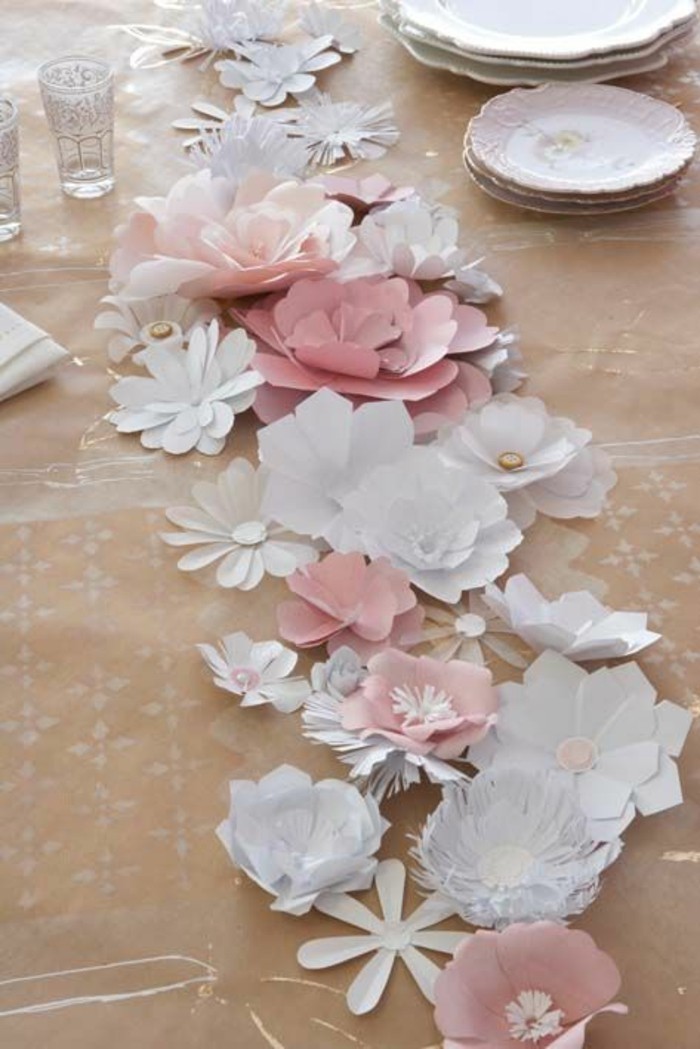 Schöne-Tischdeko-rosa-und-weiße-Papierblumen