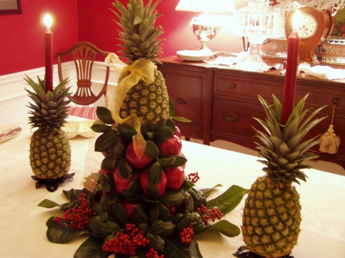 Schöne-Tischdekoration-Ananas-als-Kerzenständer