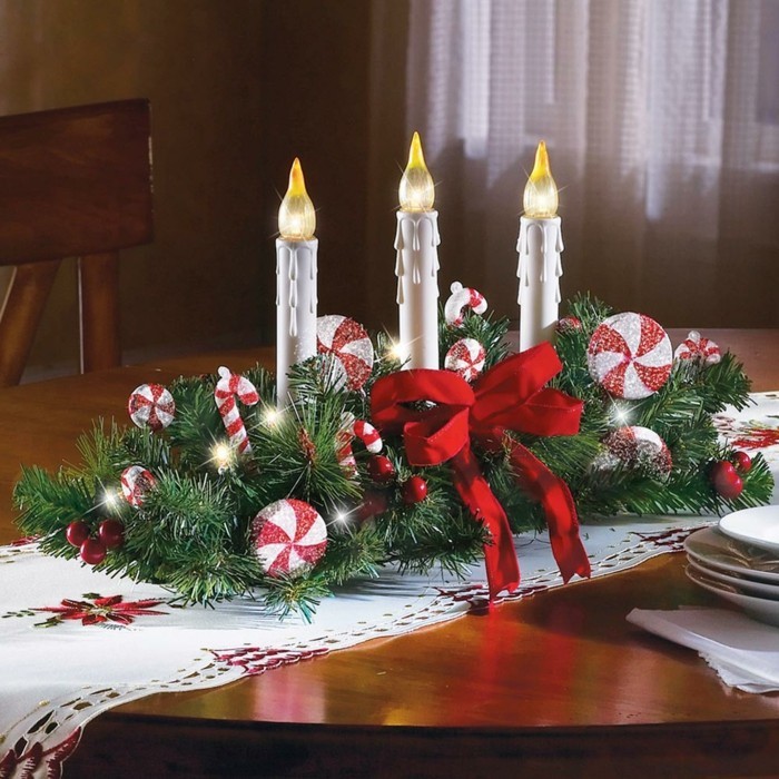 Schöne-Tischdekoration-künstliche-Kerzen-zu-Weihnachten
