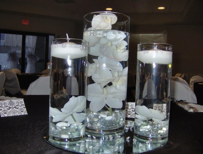 Schöne-Tischdekoration-mit-weißen-Blumen
