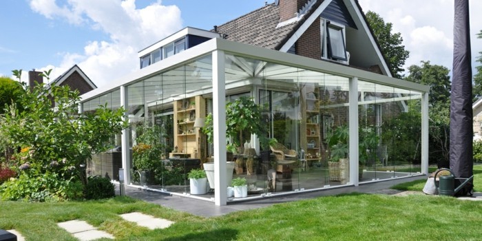 Terrassenüberdachung-glas-rasenfläche-gartenweg