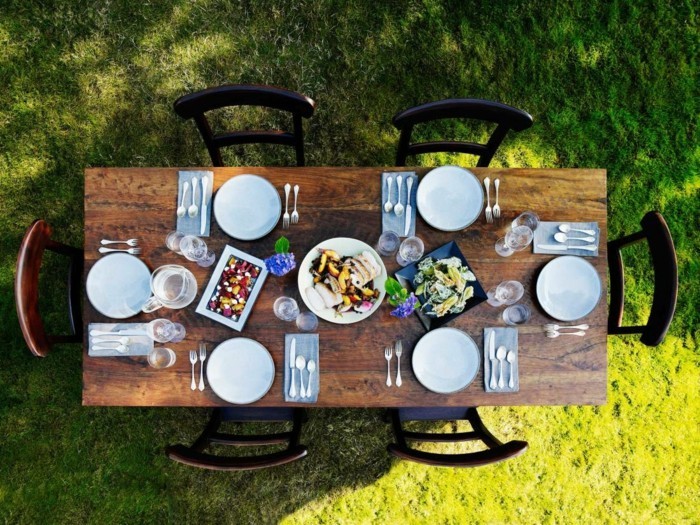 Tisch-eindecken-für-viele-Gäste