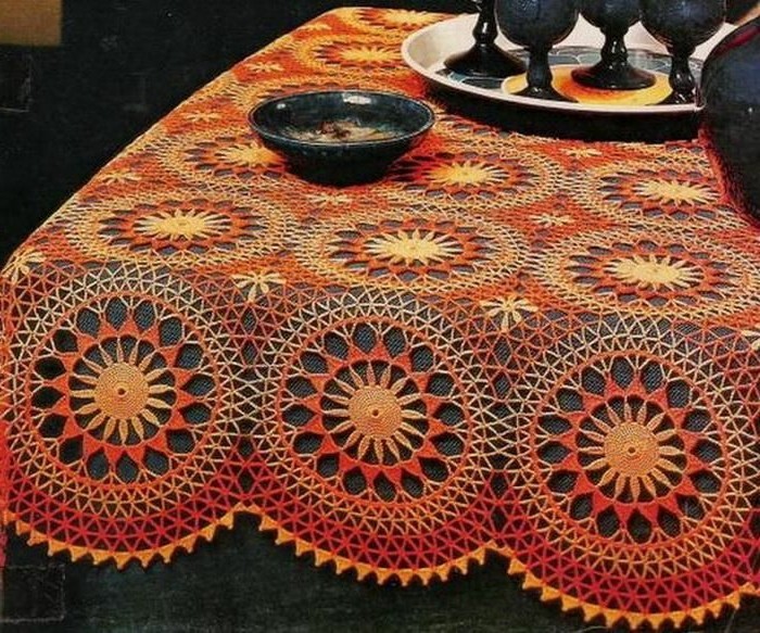 Tischdecke-häkeln-in-oranger-Farbe