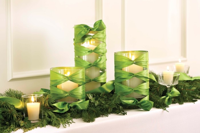 Tischdeko-mit-Kerzen-grüne-Bänder