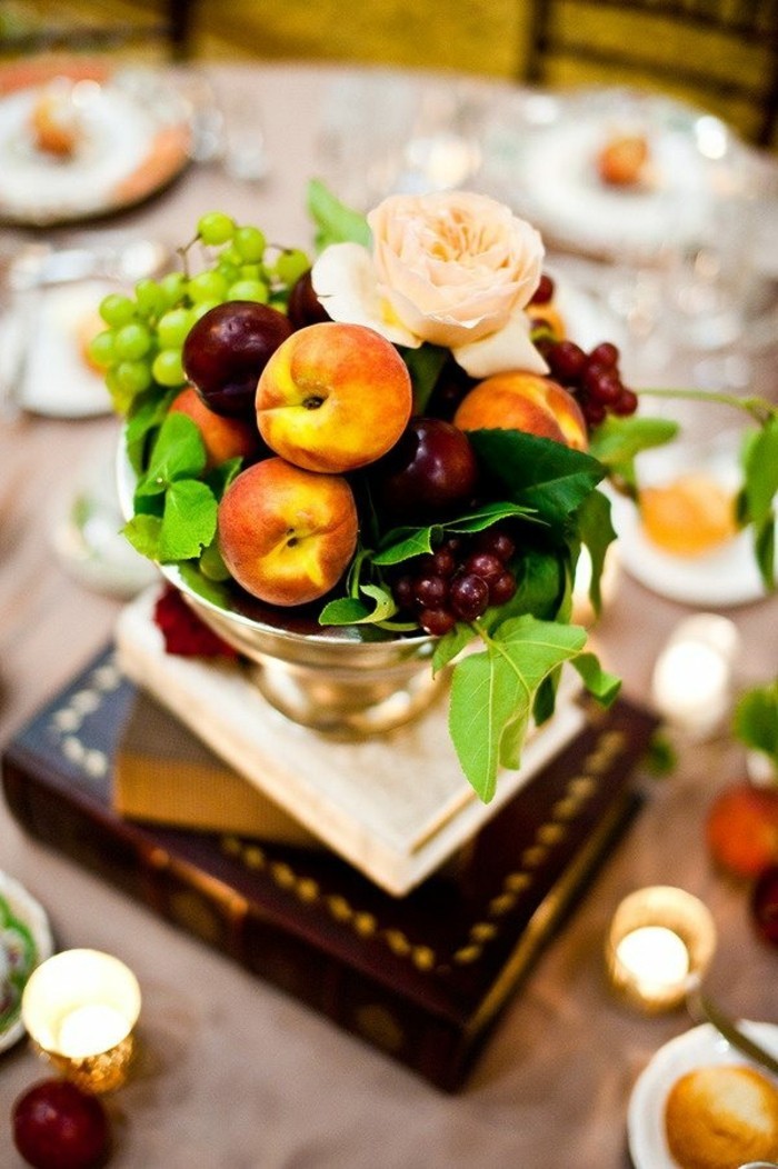 Tischdekoration-basteln-aus-Obst-und-Blumen