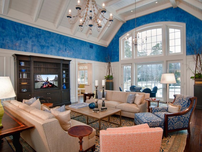 Wohnzimmer-farblich-gestalten-blau-Eine-auffällige-Entscheidung