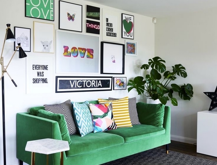 kleines wohnzimmer vorher nachher zimmer deko ideen sofa groß wand bilder grün kissen