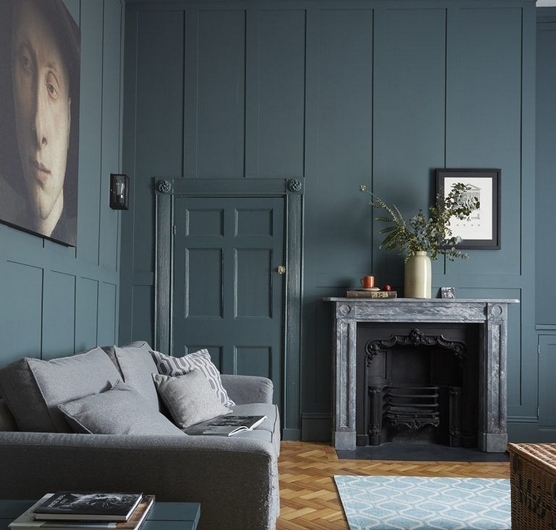 kleines zimmer einrichtenzimmer deko ideen dunkle wand blau grün sofa grau gemälde