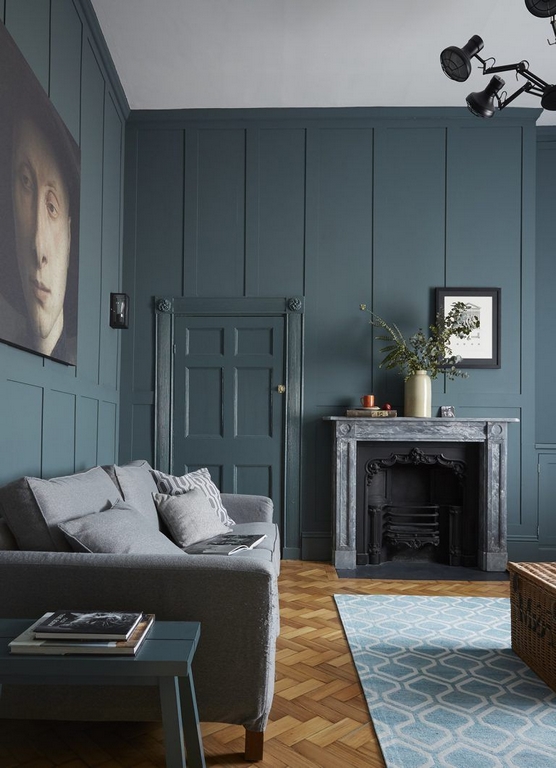 kleines zimmer einrichtenzimmer deko ideen dunkle wand blau grün sofa grau gemälde