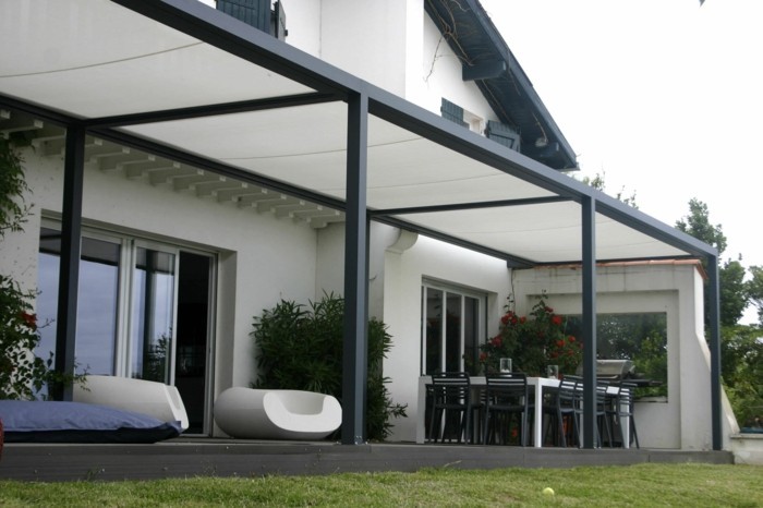 patio-und-gartenmöbel-unter-der-modernen-pergola
