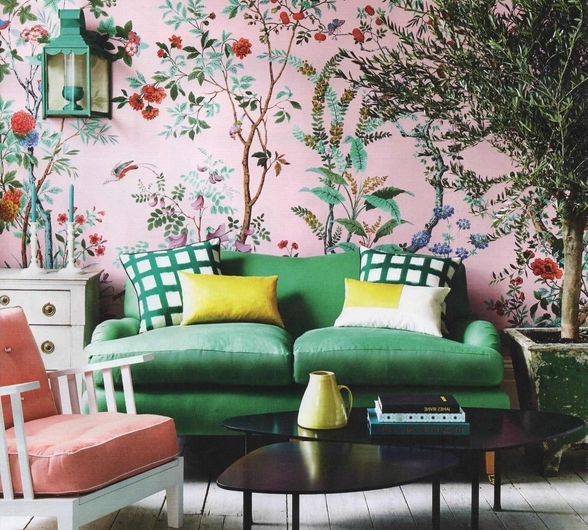wohnung einrichten möbel für kleine räume sofa grün rosa wandtapeten mit blumen
