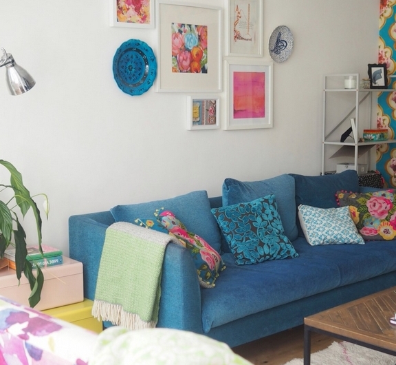 wohnung einrichten schlafzimmer einrichten wohnungsideen sofa himmelblau wanddeko boho style