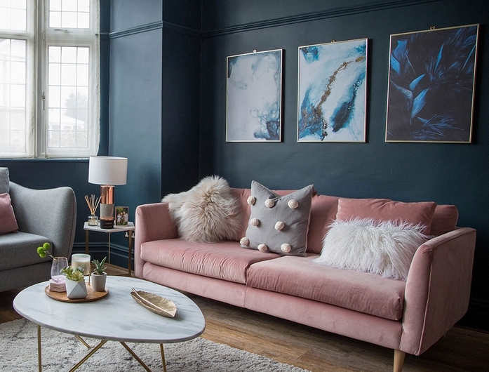 wohnungsideen einrichtungsideen wohnzimmer sofa rosa marineblau wand tisch