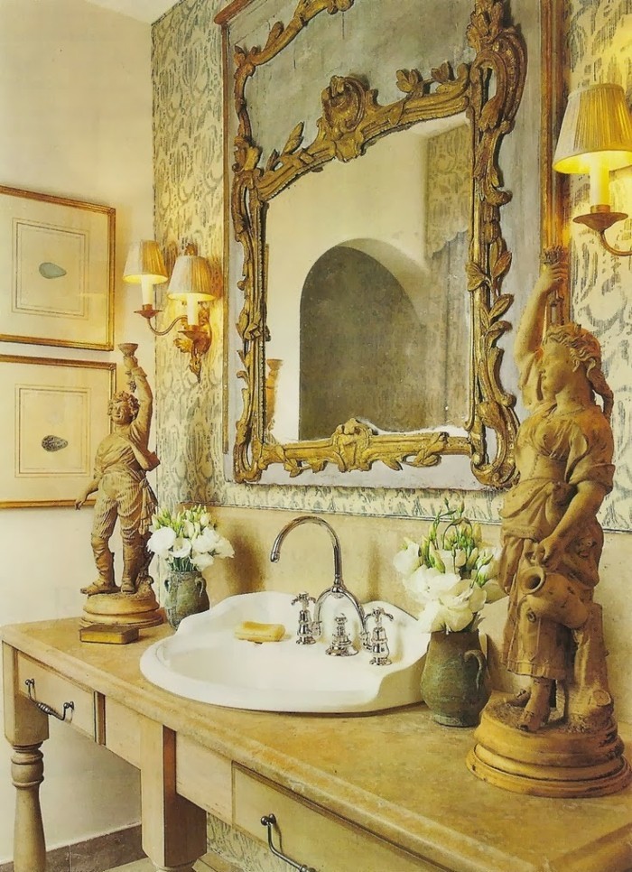 antike-spiegel-in-elegantem-badezimmer