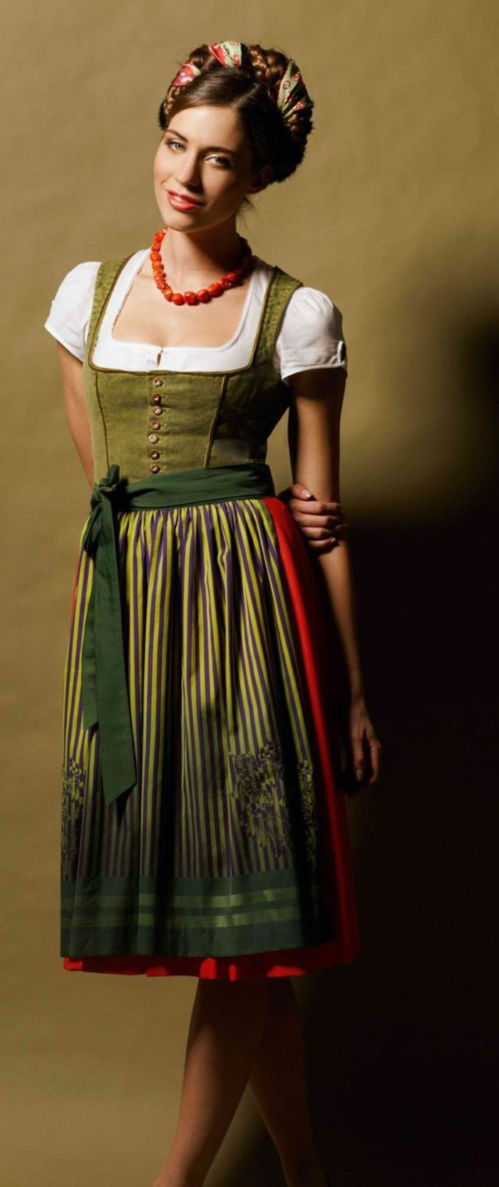 Oktoberfest-Kleidung-Damen-in-grüner-Farbe