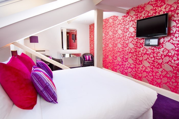 Schlafzimmer-farblich-gestalten-mit-Rosa-Ein-tolles-Design