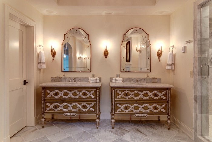 spiegel-antik-zwei-symmetrische-stuecke
