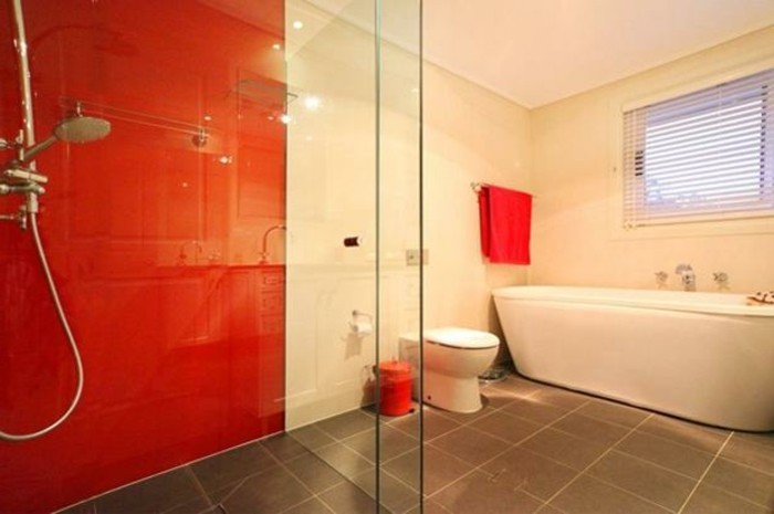 badezimmer-fliesen-streichen-in-roter-farbe