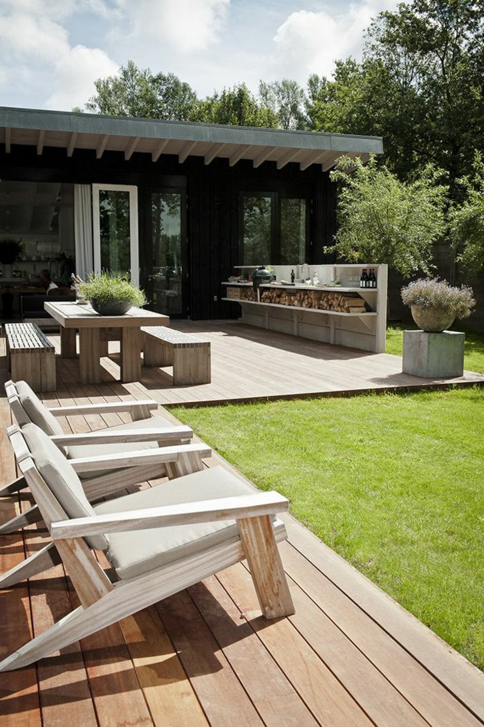 deko-terrasse-mit-zwei-liegestuhlen