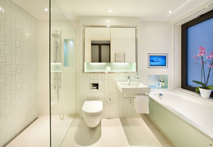 luxuriöses-badezimmer-mit-duschkabine-in-weiß