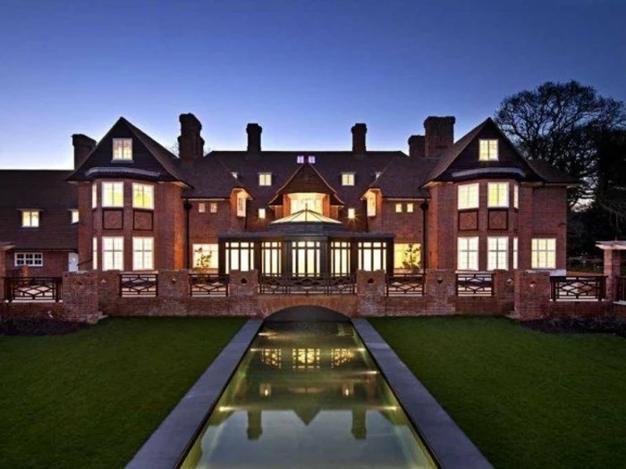 luxus-villa-in-rot-gestrichen
