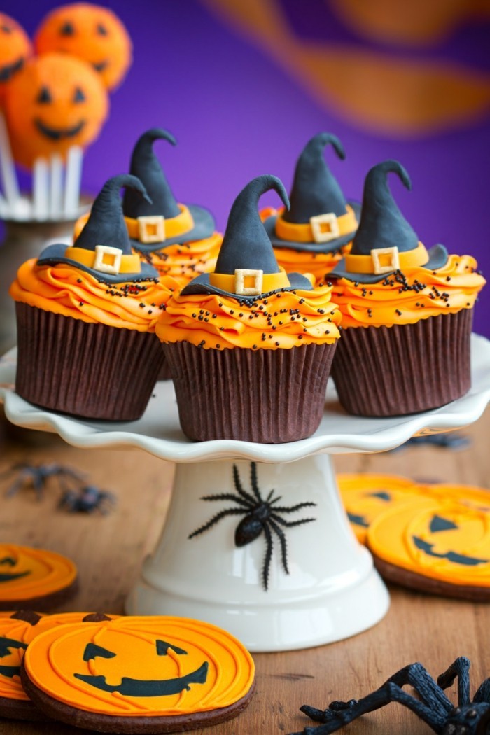 muffins-dekorieren-cupcake-deko-zum-halloween-hexe-hut