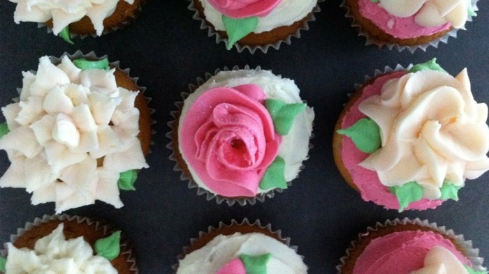 muffins-dekorieren-ideen-rosa-und-weis