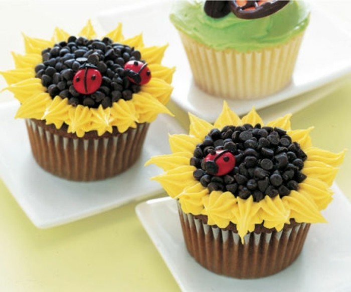 muffins-dekorieren-ideen-sonnenblumen-und-marienkafer-deko