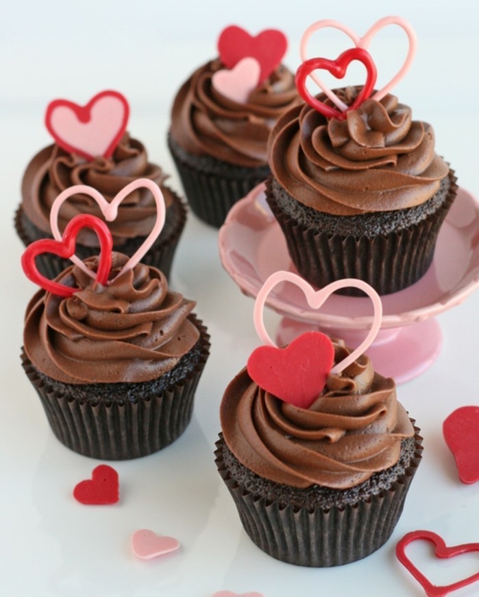 muffins-dekorieren-valentinstag-cupcake-deko-schokolade-und-liebe