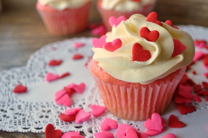 muffins-dekorieren-valentinstag-herzchen-uberall