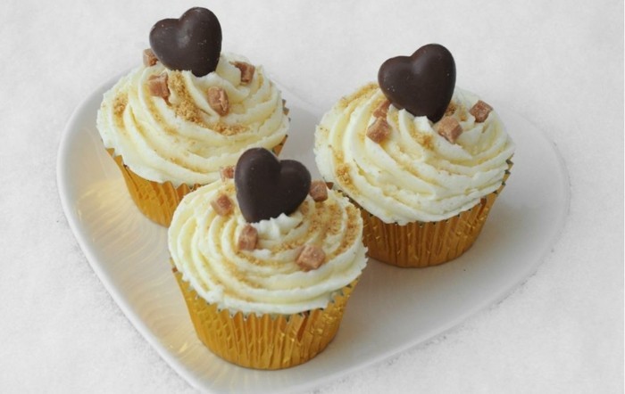 muffins-dekorieren-valentinstag-schoko-herzchen-muffin-deko
