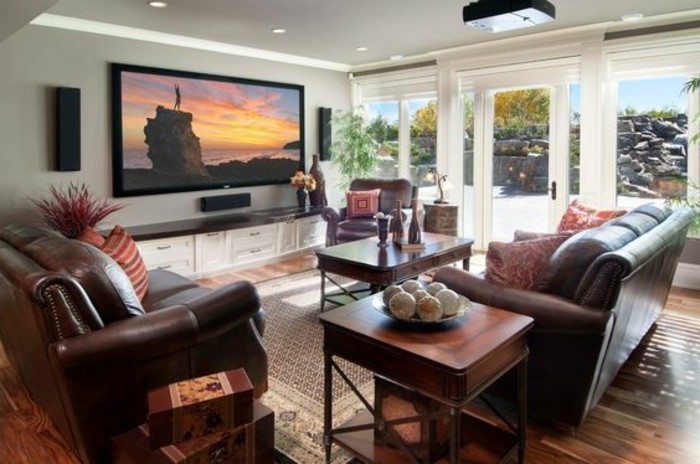 Ein Wohnzimmer in braun wirkt einladend und wohnlich.