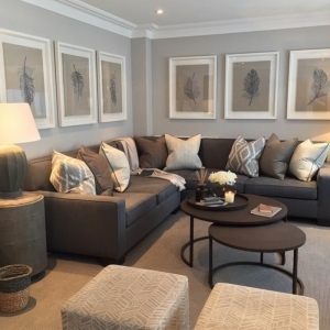 Ein Wohnzimmer in braun wirkt einladend und wohnlich.