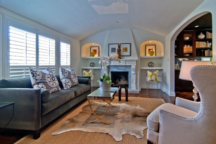 1wohnzimmer-dekoration-stuhle-aus-plastik-tier-motive-gemutliche-couch-platz-sparen