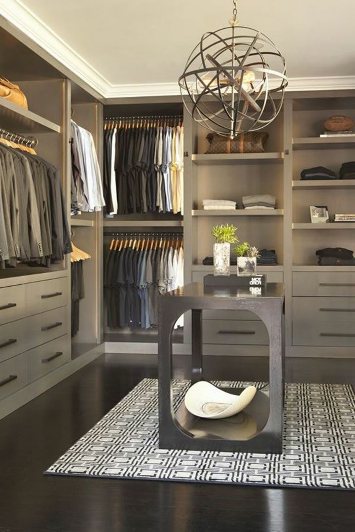 5-ankleidezimmer-einrichten-grauer-begehbarer-kleiderschrank-kleier-anzuge-teppich-in-weis-und-schwarz
