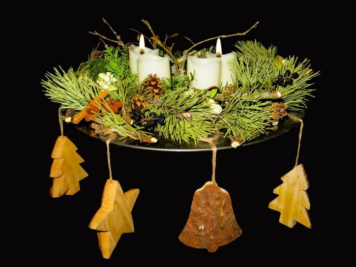 adventkranz-mit-hangender-dekoration-aus-tannenbaumen-und-sternen