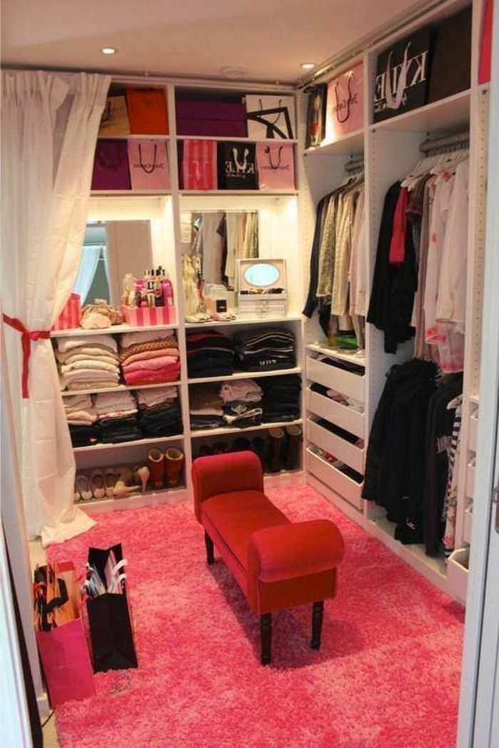 ankleidezimmer-einrichten-begehbarer-kleiderschrank-rosa-teppich-roter-chocker-kleider