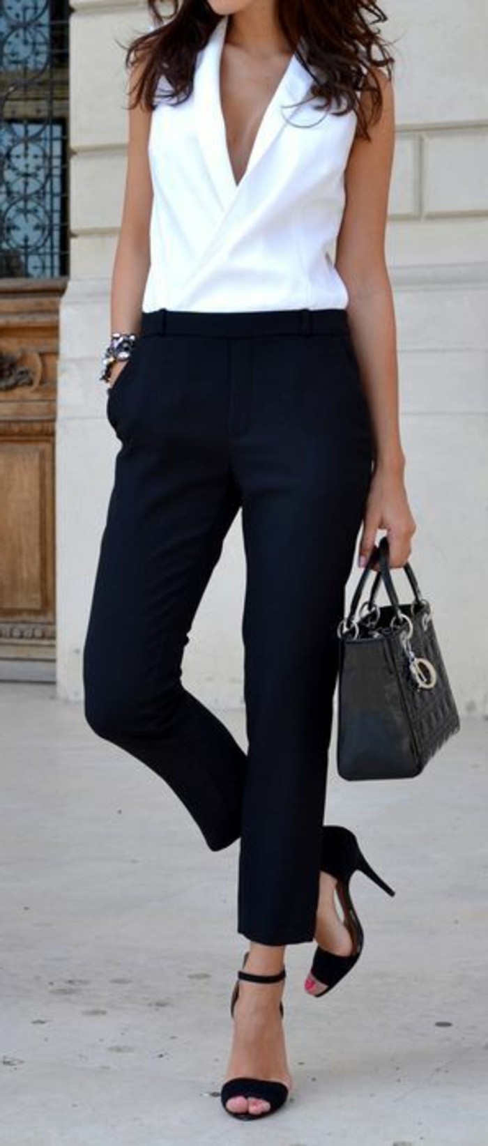 business-kleider-elegante-weise-bluse-moderne-schwarze-hose-schwarze-tasche-hohe-schwarze-schuhe